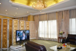 Luxury Suite | Minibar, in-room safe, desk, blackout drapes - Asia Pacific Garden Hotel - Beijing (Tongzhou)