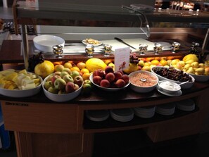 A buffet counter with various fruits and bowls of food. - Hotel Tropicana Club & Spa (Monastir)
