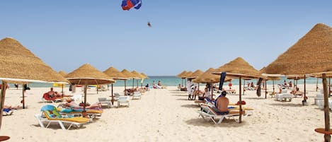 PĂ„ stranden, solstolar, parasoller och strandbarer