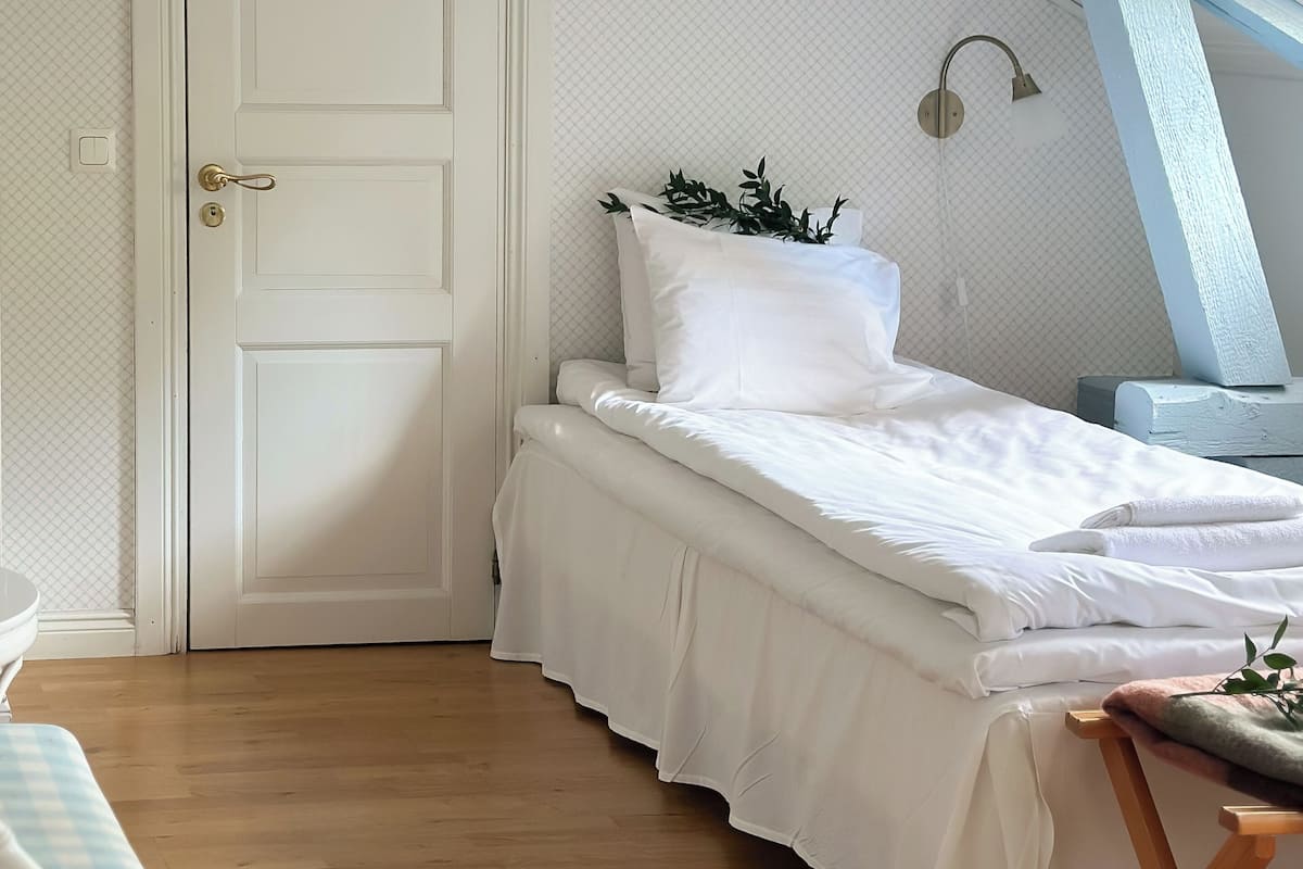 1 bedroom, individually decorated, individually furnished