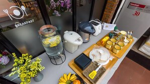 Breakfast area - Z's Hostel at Tha Phae Gate (Chiang Mai)