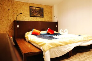 Free WiFi, bed sheets - Z's Hostel at Tha Phae Gate (Chiang Mai)