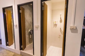 Shower, hair dryer, towels - Z's Hostel at Tha Phae Gate (Chiang Mai)