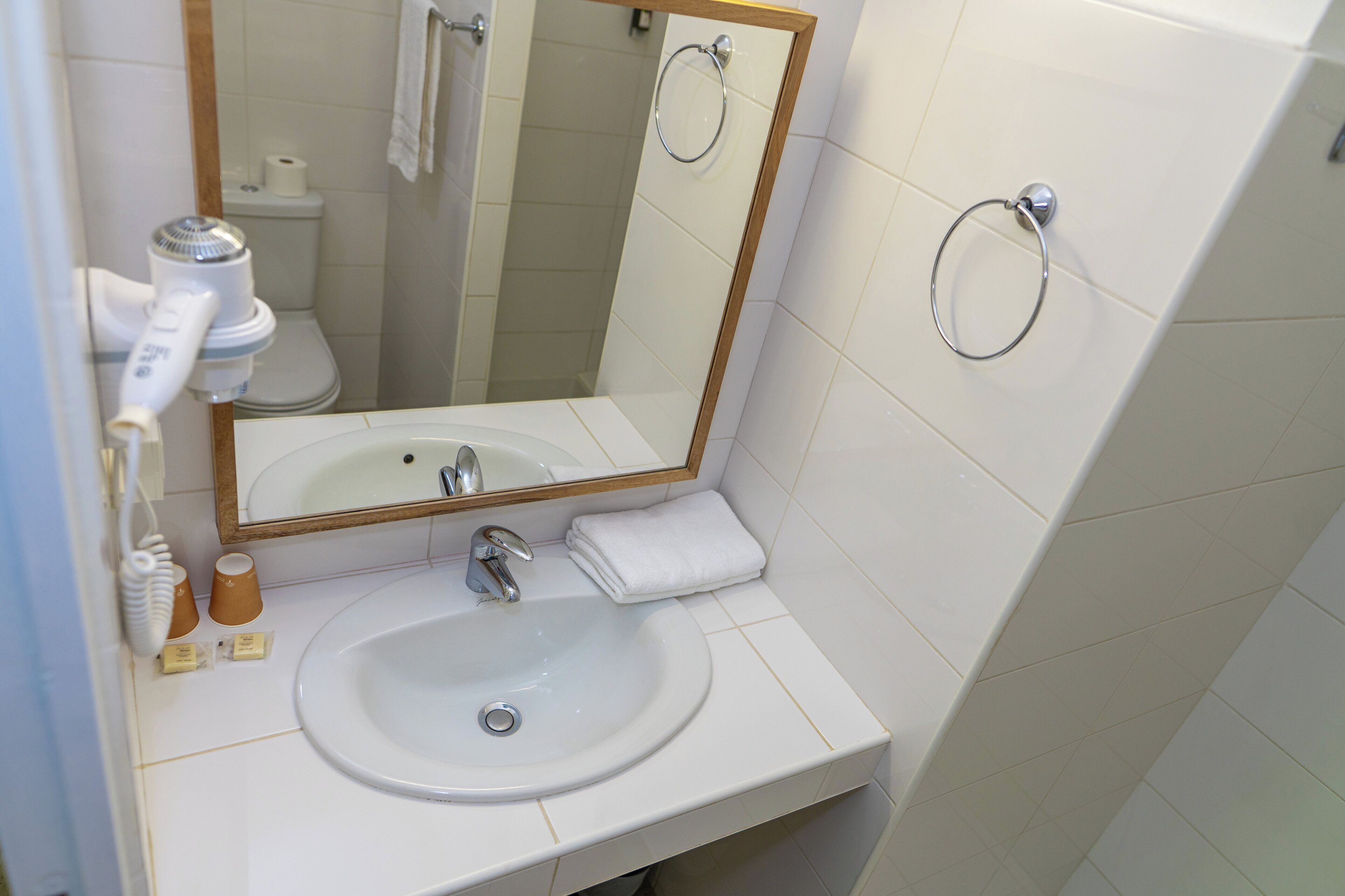 superior room, garden view | bathroom | free toiletries, hair dryer, towels