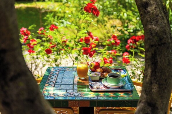 Daily buffet breakfast (EUR 11.50 per person) - Hôtel Les Oliviers (Draguignan)