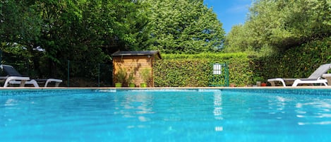 Piscine extérieure, chaises longues