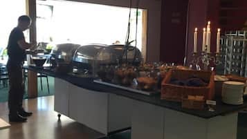 Se sirven almuerzos y cenas, cocina local