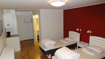 Klassieke tweepersoonskamer, privébadkamer, uitzicht op golfbaan | Extra bedden, gratis wifi, beddengoed