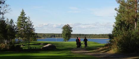 Un parcours de golf avec un lac en arrière-plan.