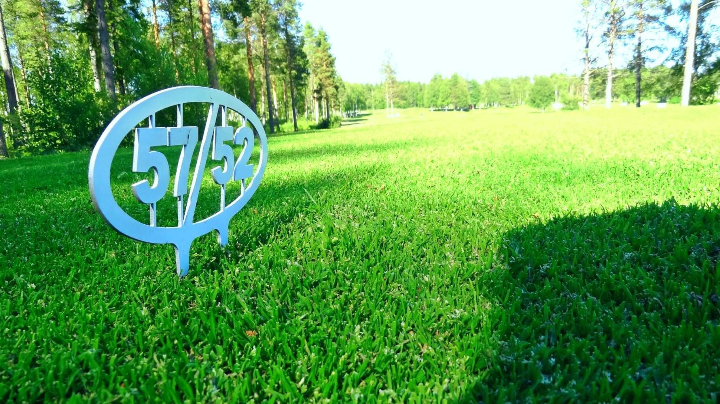 Un parcours de golf avec un panneau indiquant le chiffre 5752.