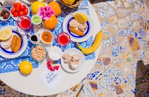 Une table sur laquelle sont disposés divers aliments, et une pancarte indiquant « Punta Sallusto ».