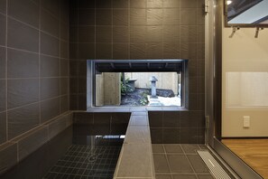 Private Vacation Home | Bathroom | Combined shower/tub, deep soaking tub, free toiletries, hair dryer - Kiyomizu Gojo Ntei (Kyoto)