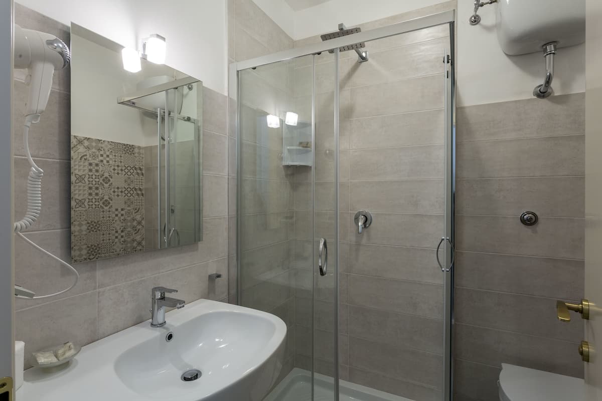 Doppia Standard, 1 camera da letto, bagno privato | Una scrivania, ferro/asse da stiro, letti aggiuntivi (a pagamento)