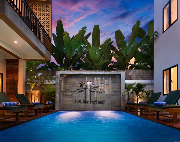 Una piscina al aire libre