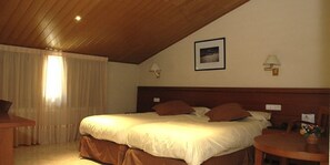 In-room safe, desk, free cribs/infant beds, free WiFi - Hotel Oros (Encamp)