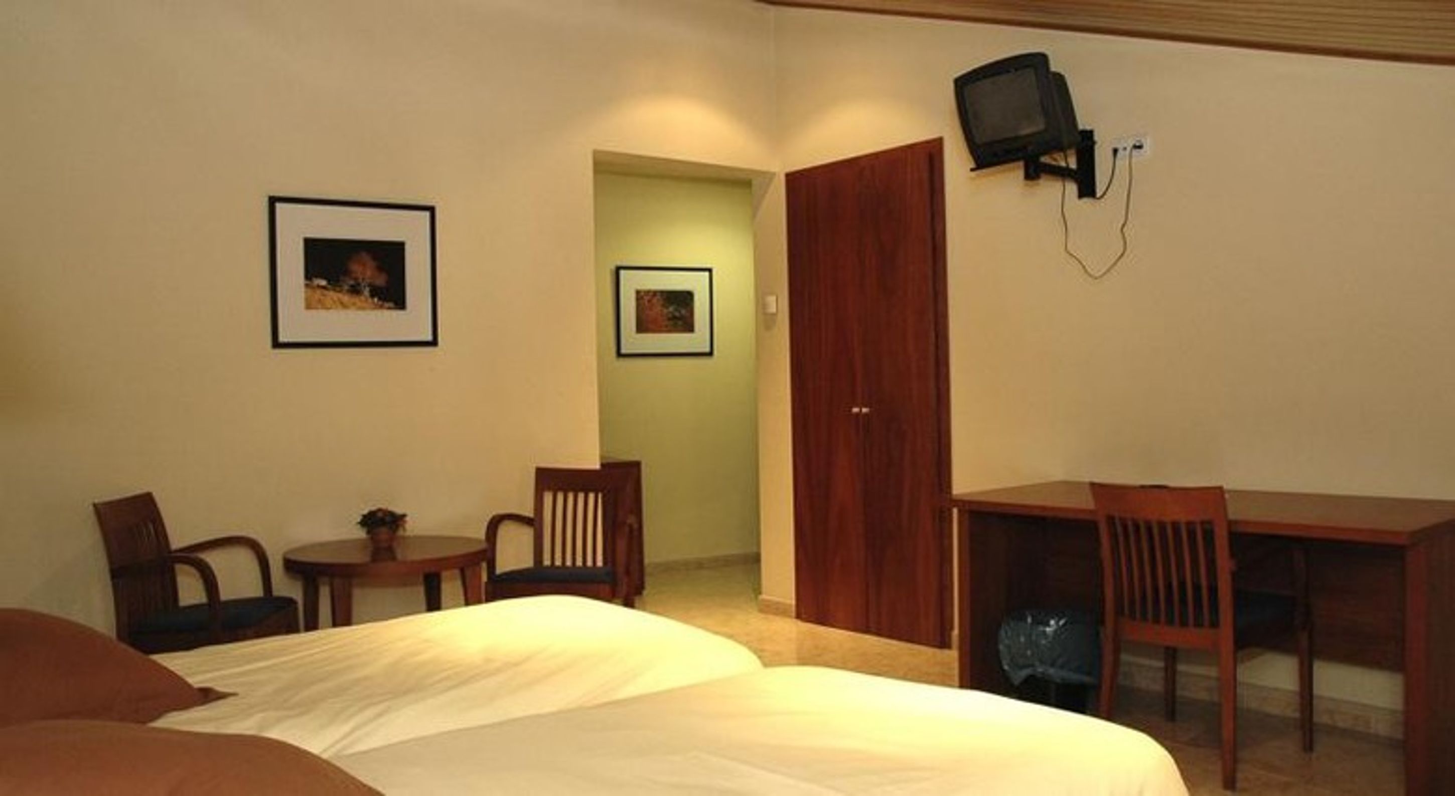 Double Room Single Use | In-room safe, desk, free cribs/infant beds, free WiFi