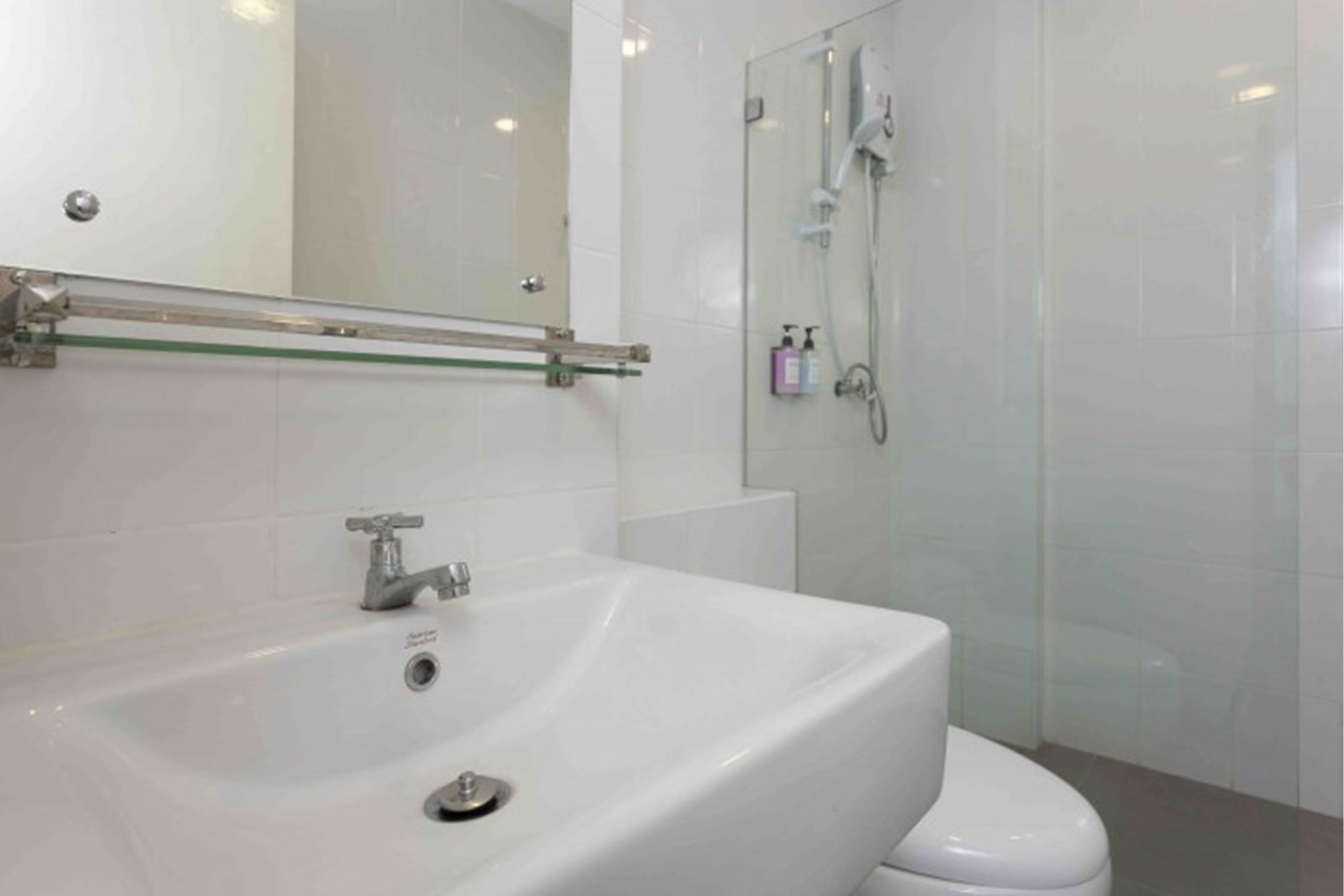 shower, free toiletries, towels