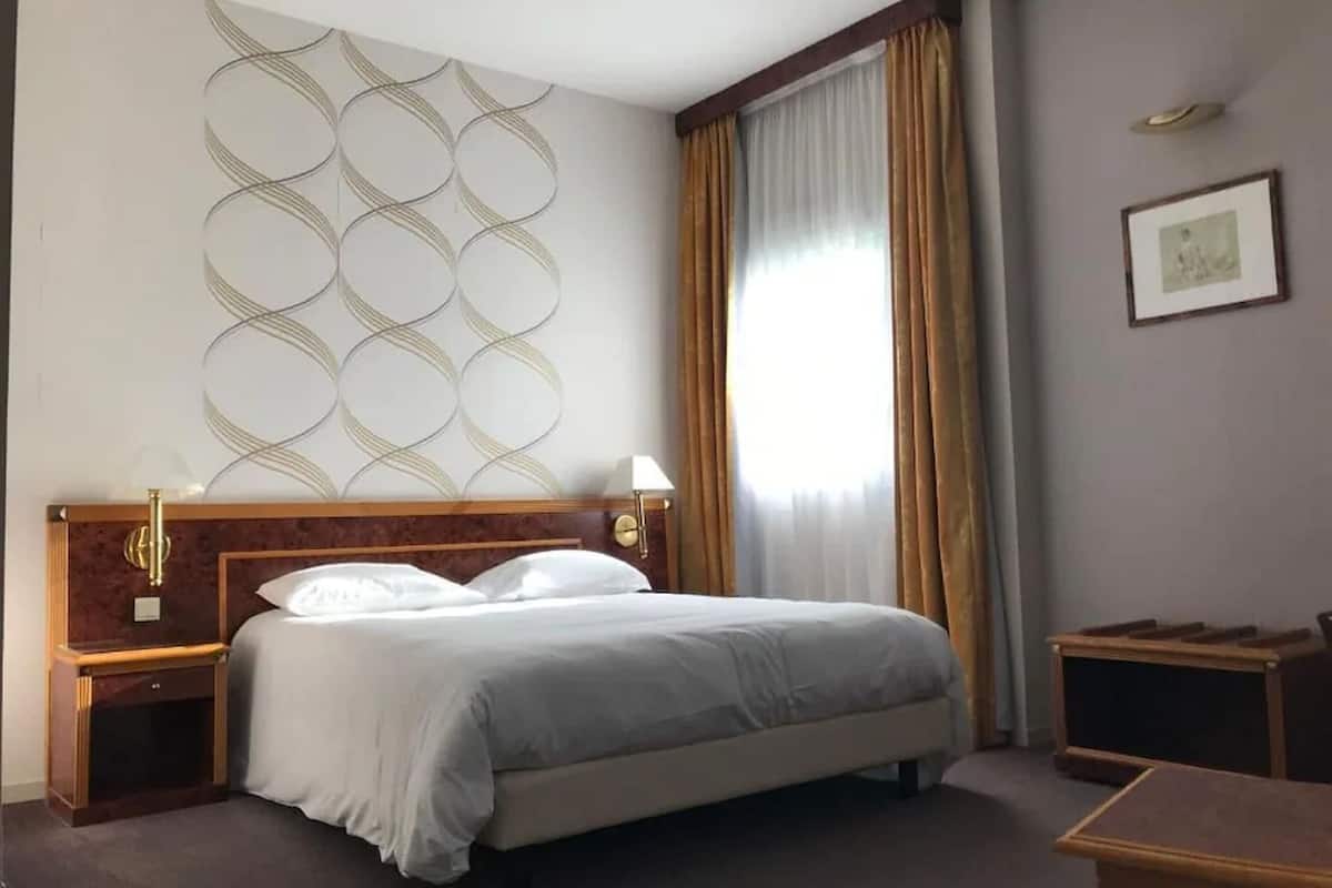 family room | desk, soundproofing, free wifi, wheelchair access