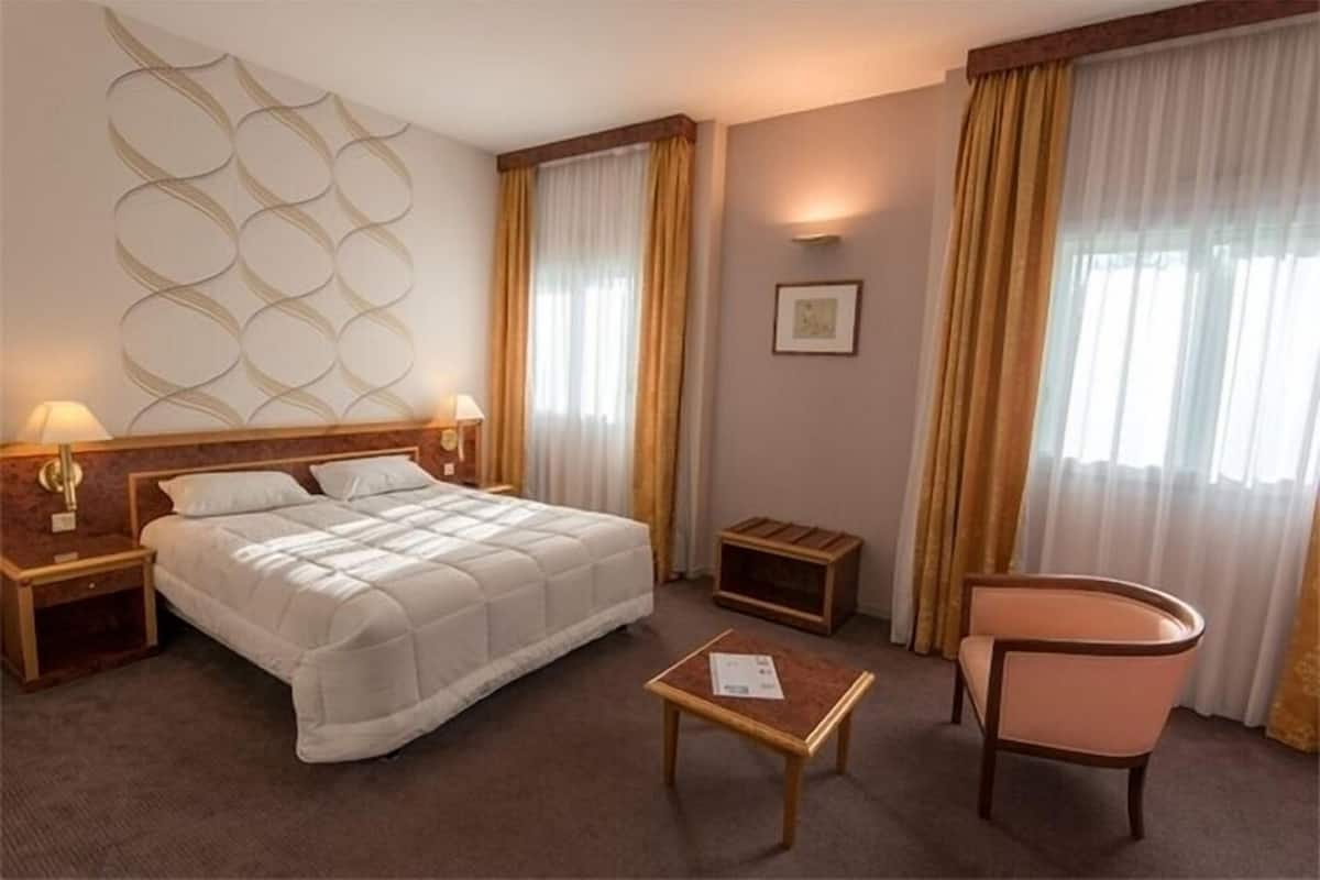 Desk, soundproofing, free WiFi, wheelchair access