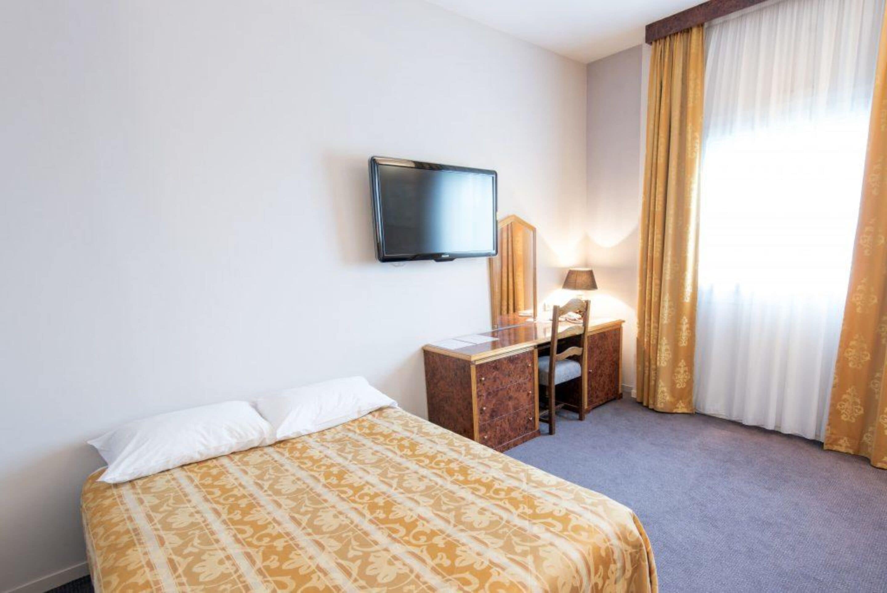 desk, soundproofing, free wifi, wheelchair access