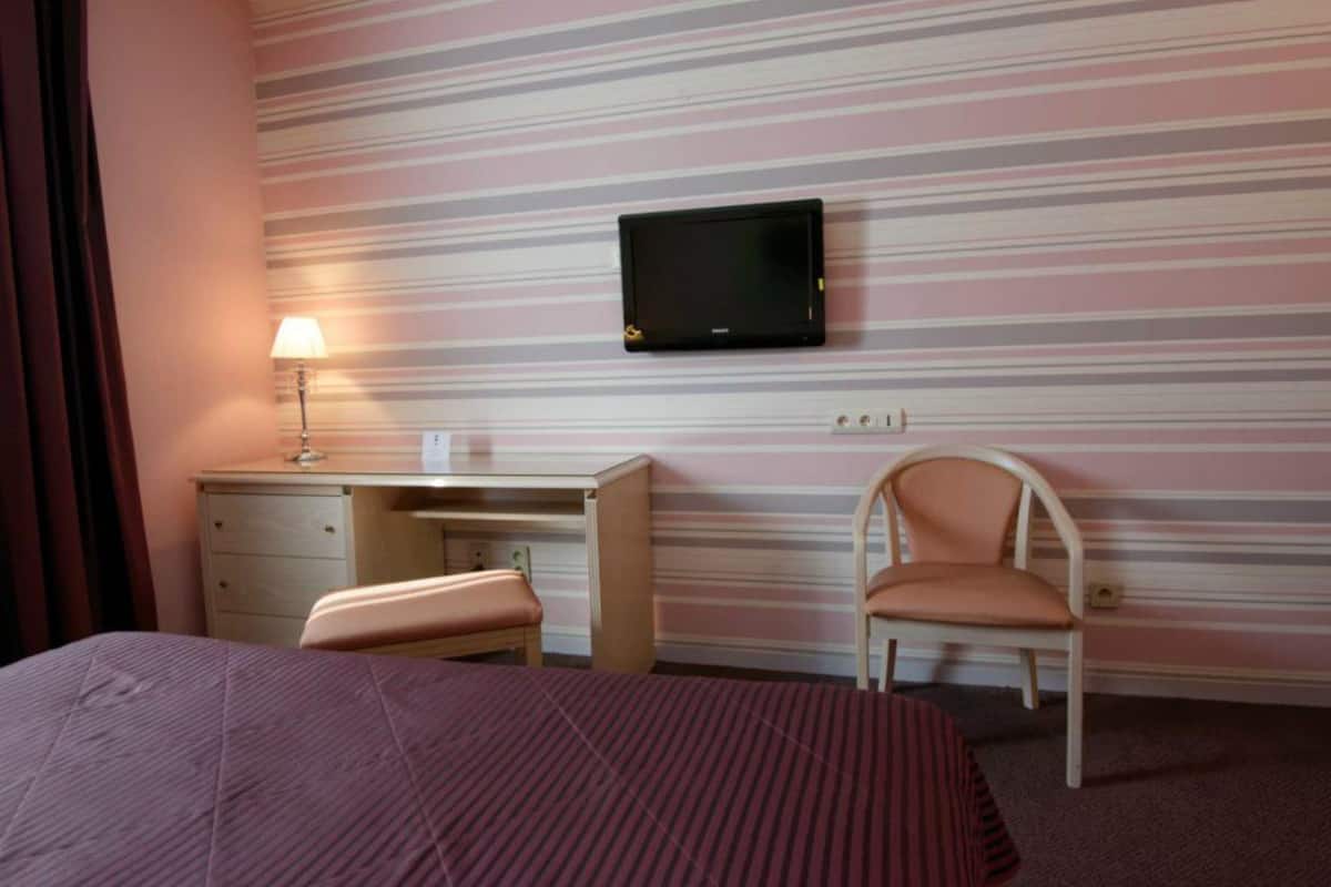 desk, soundproofing, free wifi, wheelchair access