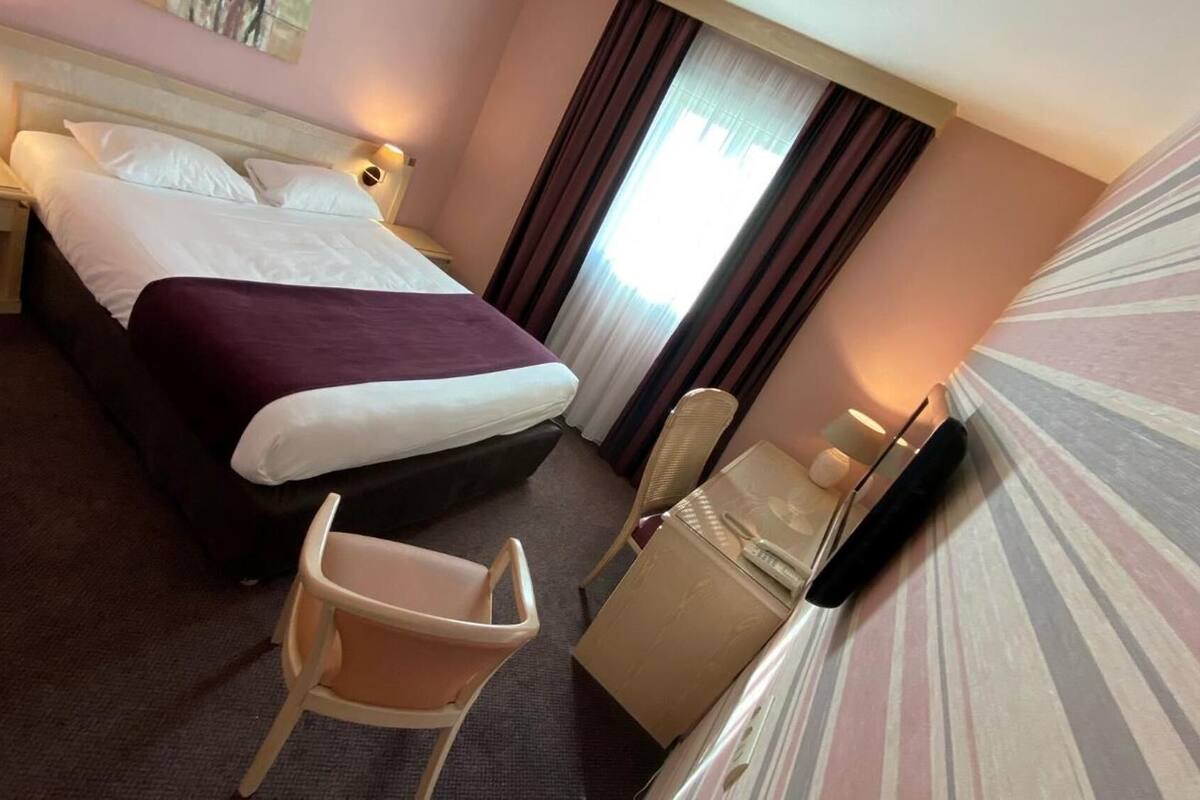 desk, soundproofing, free wifi, wheelchair access