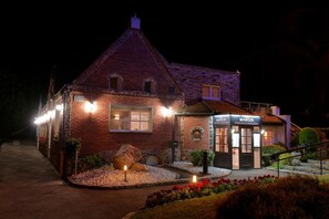 A brick building with a restaurant named "Manoir" at the entrance. - Hotel Le Manoir (Orchies)