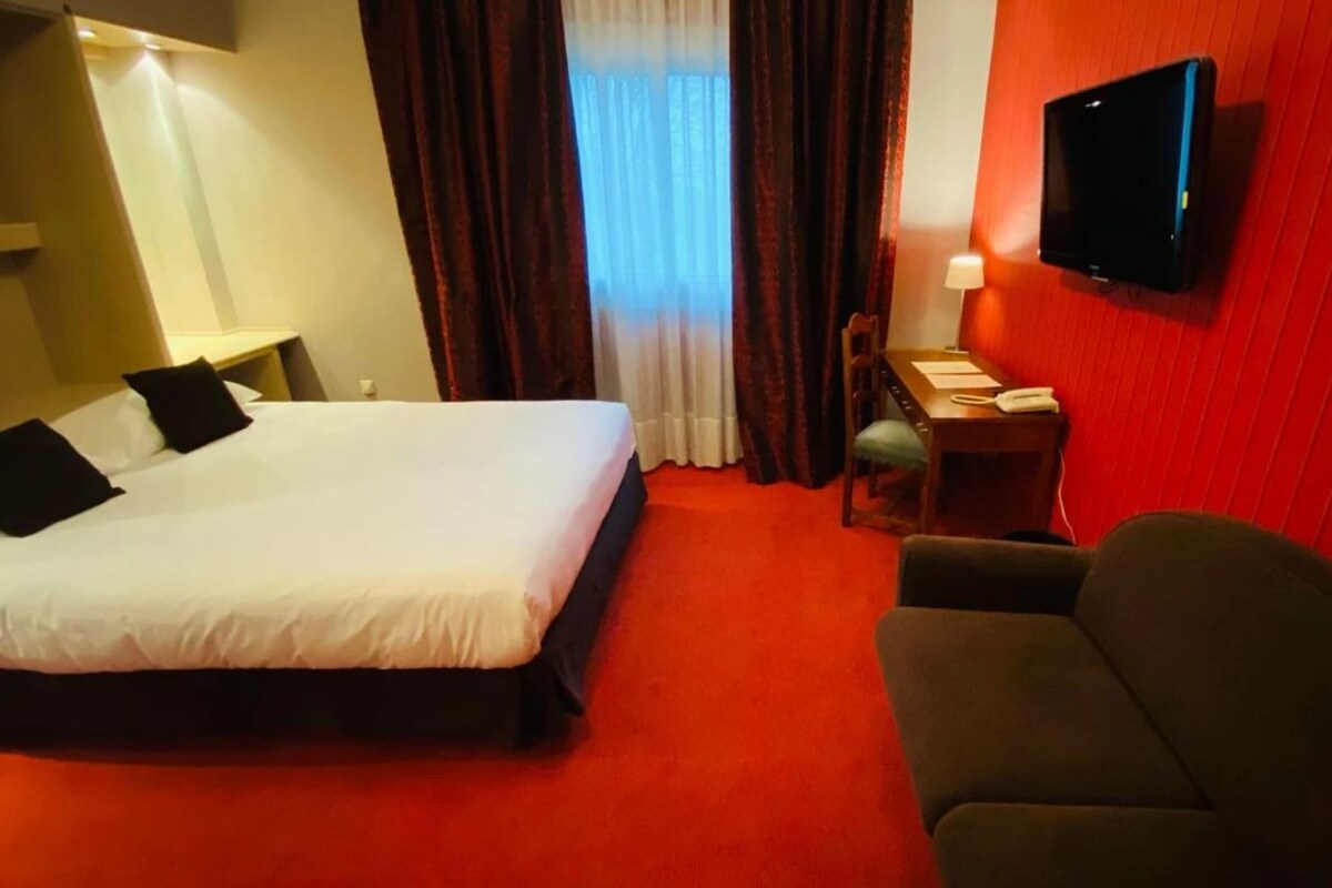 Comfort Double Room | Desk, soundproofing, WiFi (free)