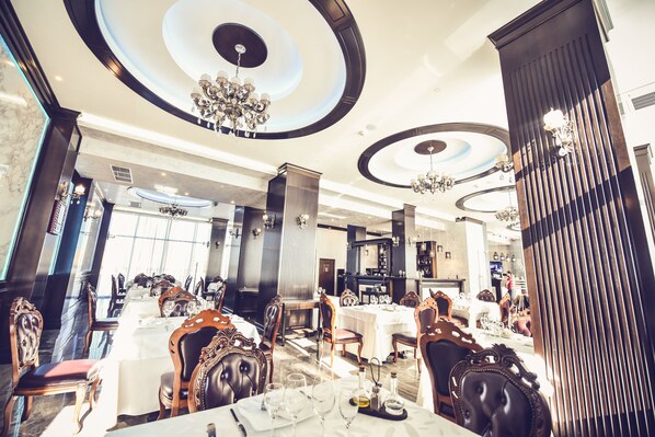 Breakfast, lunch, dinner served; international cuisine 