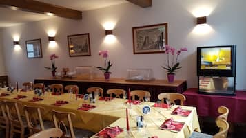 Breakfast, lunch, dinner served; Italian cuisine