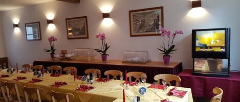 供应早餐、午餐和晚餐,意大利菜