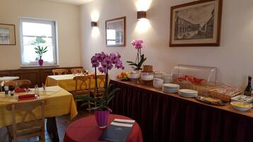 Free daily buffet breakfast