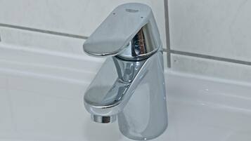 Een douche, gratis toiletartikelen, een haardroger, handdoeken