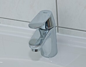 Regadera, amenidades de baño gratuitas, secadora de cabello, toallas