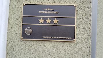A plaque with HOTELSTARS.EU, three gold stars, and DEUTSCHE HOTELKLASSIFIZIERUNG.