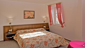Premium bedding, desk, cribs/infant beds, free WiFi