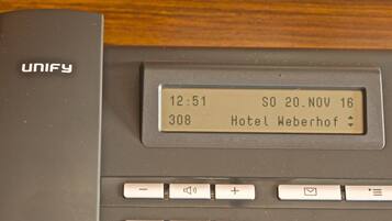 Ein UNIFY-Gerät mit Anzeige von 12:51 Uhr, Datum 20.11.16 und Zimmernummer 308 im Hotel Weberhof.
