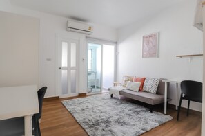 Habitación empresarial con 2 camas individuales, para no fumadores, vista al jardín | Área de sala de estar