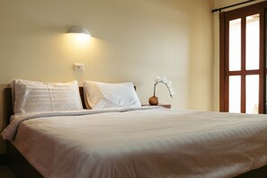 Standard Double Room | Blackout curtains, free WiFi, bed sheets - Link Mansion (Chiang Mai)
