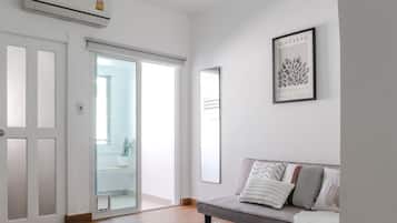 Quarto duplo luxo, para não fumantes, vista para o jardim | Área de estar