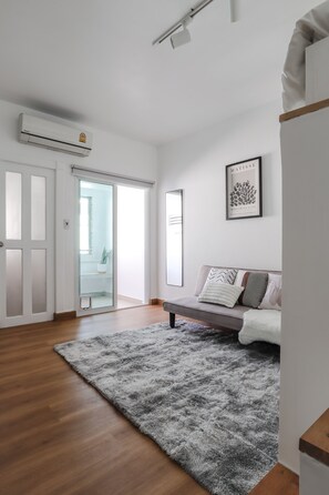 Deluxe Twin Room, Non Smoking, Garden View | Living area - Link Mansion (Chiang Mai)