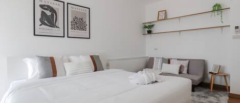 Exclusive Studio, Non Smoking, Mountain View | Blackout drapes, free WiFi, bed sheets