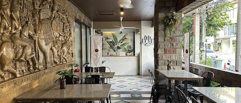 Se sirven almuerzos y cenas, cocina tailandesa