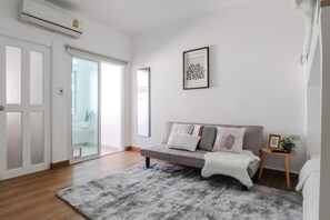 Habitación Deluxe con 2 camas individuales, para no fumadores, vista al jardín | Área de sala de estar