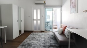 Blackout curtains, free WiFi, bed sheets - Link Mansion (Chiang Mai)