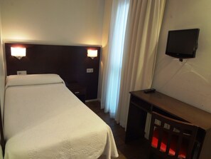 Single Room | Desk, laptop workspace, iron/ironing board, free cribs/infant beds - Hotel Irixo (Ourense)