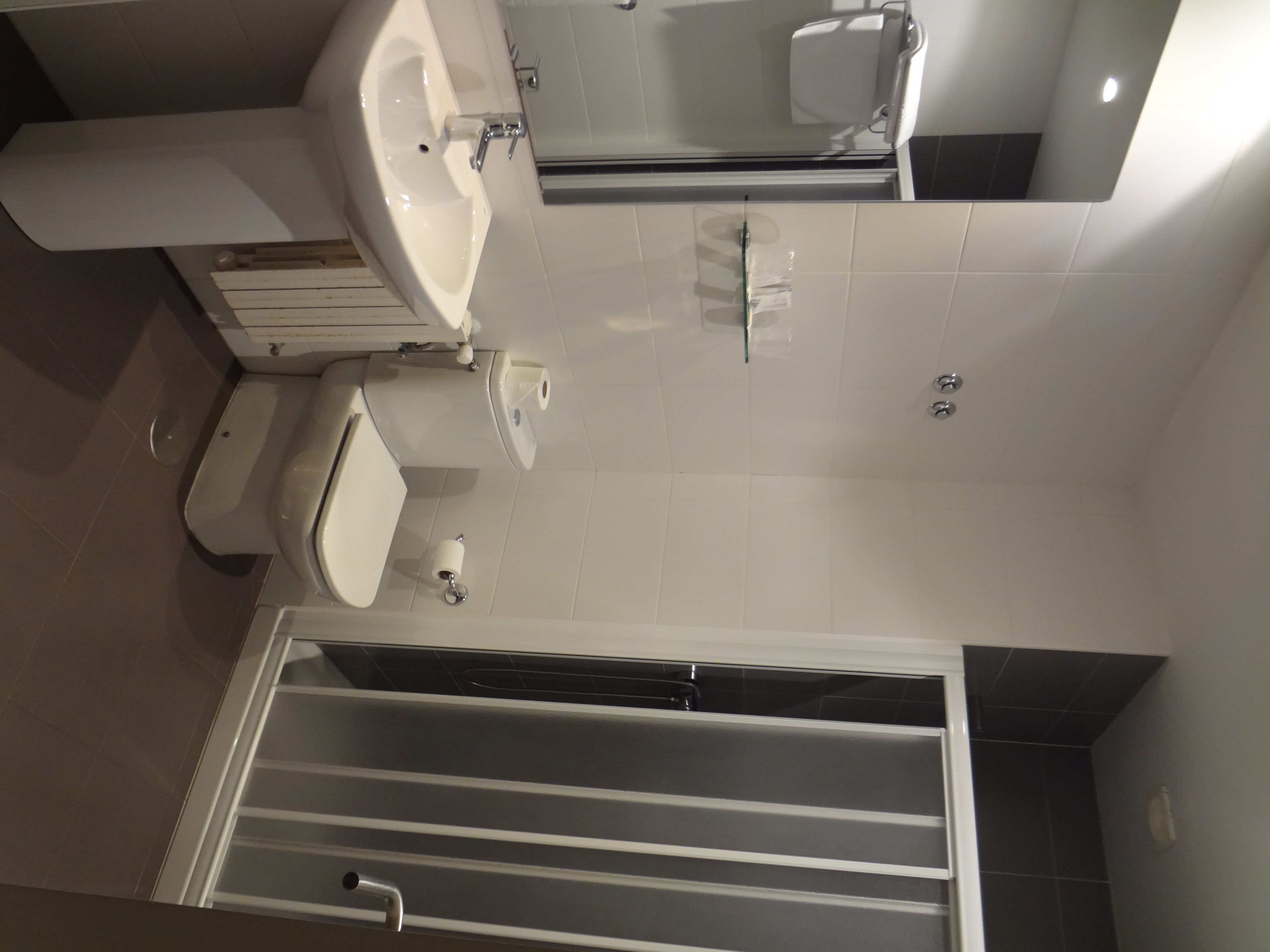 basic twin room, 2 single beds | bathroom | free toiletries, hair dryer, towels