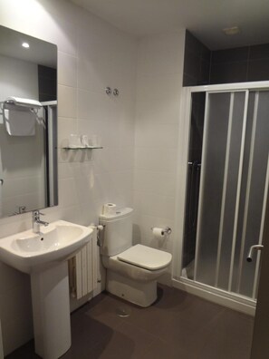 Gratis toiletartikelen, een haardroger, handdoeken