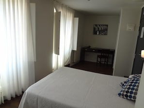 Desk, laptop workspace, iron/ironing board, free cribs/infant beds - Hotel Irixo (Ourense)