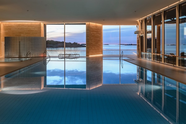 2 indoor pools